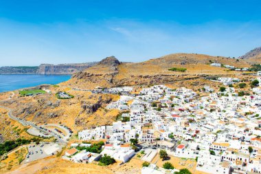Rodos, Yunanistan - 22 Ağustos 2019: Yunanistan 'ın Rodos adasındaki Lindos eski kentinin güzel manzarası