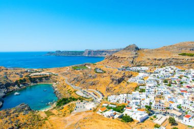 Rodos, Yunanistan - 14 Ağustos 2019: Rhodes Adası 'ndaki dağlık, kayalık plajlı ve yat marinalı güzel St. Paul Körfezi' nin batısı