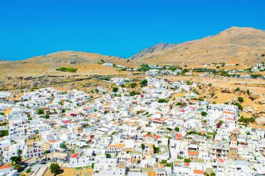 Rodos, Yunanistan - 5 Ağustos 2019: Yunanistan 'ın Rodos adasındaki Lindos eski kentinin güzel manzarası
