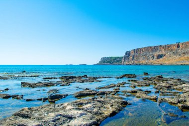 Rhodes Adası 'ndaki dağ ve kayalık plajlı güzel körfezin manzarası