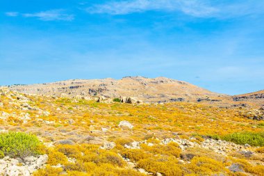 Rodos adasındaki dağ ve kayalarla kaplı vadi manzarası
