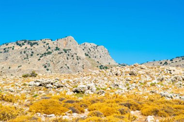 Rodos adasındaki dağ ve kayalarla kaplı vadi manzarası