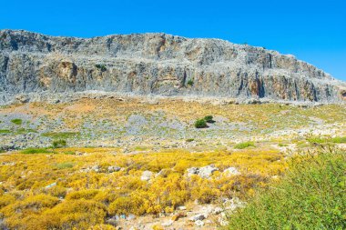 Rodos adasındaki dağ ve kayalarla kaplı vadi manzarası