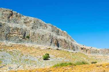 Rodos adasındaki dağ ve kayalarla kaplı vadi manzarası