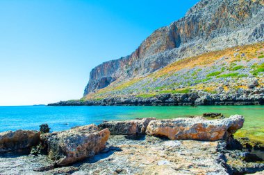 Rhodes Adası 'ndaki dağ ve kayalık plajlı güzel körfezin manzarası