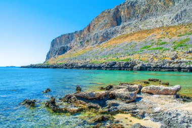Rhodes Adası 'ndaki dağ ve kayalık plajlı güzel körfezin manzarası