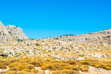 Rodos adasındaki dağ ve kayalarla kaplı vadi manzarası