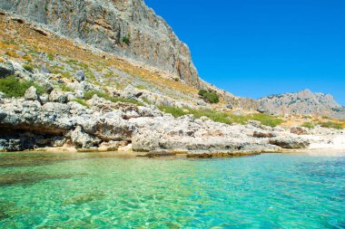 Rhodes Adası 'ndaki dağ ve kayalık plajlı güzel körfezin manzarası