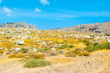 Rodos adasındaki dağ ve kayalarla kaplı vadi manzarası