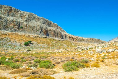 Rodos adasındaki dağ ve kayalarla kaplı vadi manzarası