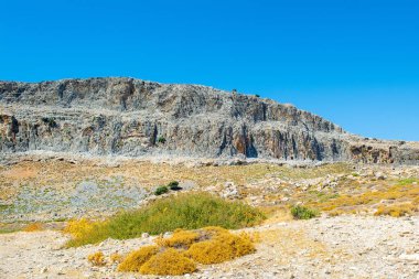 Rodos adasındaki dağ ve kayalarla kaplı vadi manzarası