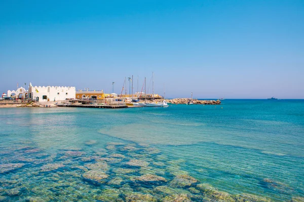 Rodos Adası, Yunanistan - 27 Temmuz 2019: Yunanistan 'ın Rodos kentinde liman ve marinanın manzarası