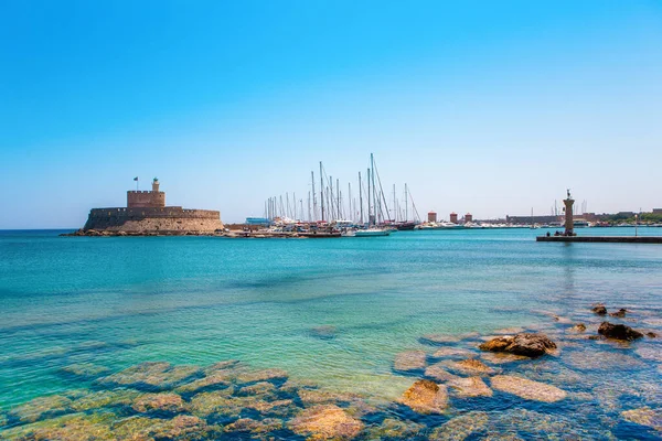 Rodos Adası, Yunanistan - 27 Temmuz 2019: Yunanistan 'ın Rodos kentinde liman ve marinanın panoramik manzarası