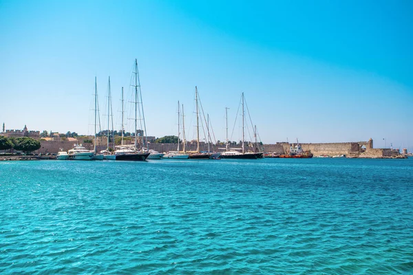 Rodos Adası, Yunanistan - 27 Temmuz 2019: Yunanistan 'ın başkenti Rodos' un liman ve marinasının panoramik manzarası