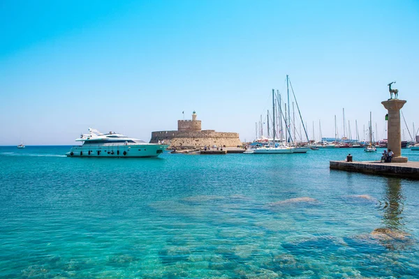 Rodos Adası, Yunanistan - 27 Temmuz 2019: Rodos adasının liman ve limanı