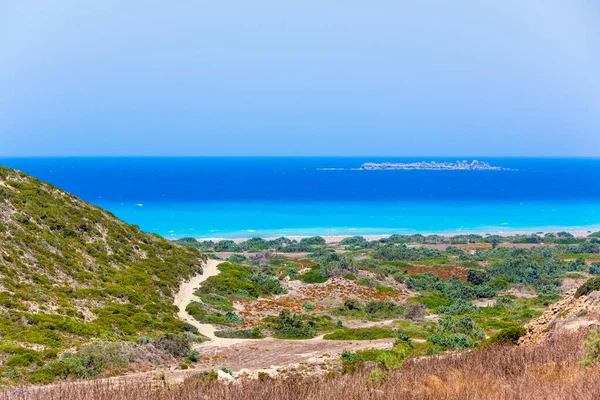 Rhodes Adası 'ndaki dağ ve kayalık plajlı güzel körfezin manzarası