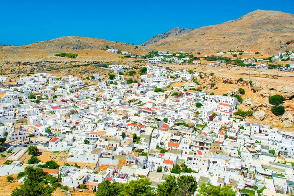 Rodos, Yunanistan - 14 Ağustos 2019: Yunanistan 'ın Rodos adasındaki Lindos eski kentinin güzel manzarası