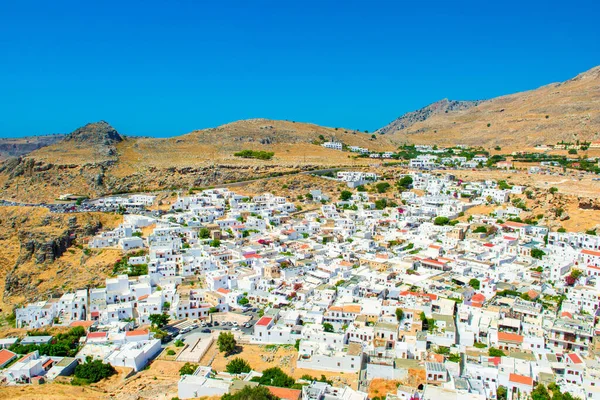 Rodos, Yunanistan - 5 Ağustos 2019: Yunanistan 'ın Rodos adasındaki Lindos eski kentinin güzel manzarası