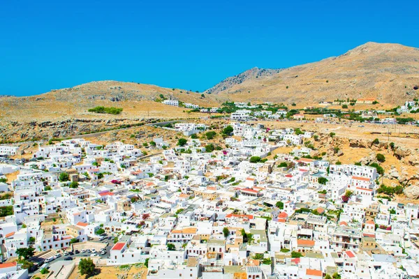 Rodos, Yunanistan - 5 Ağustos 2019: Yunanistan 'ın Rodos adasındaki Lindos eski kentinin güzel manzarası