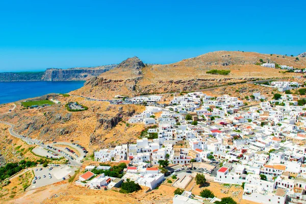 Rodos, Yunanistan - 5 Ağustos 2019: Yunanistan 'ın Rodos adasındaki Lindos eski kentinin güzel manzarası
