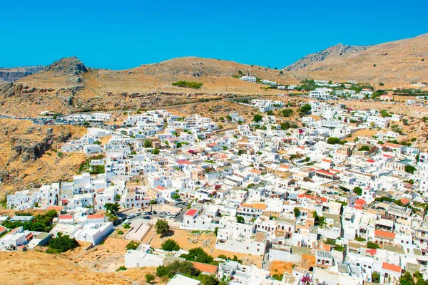 Rodos, Yunanistan - 5 Ağustos 2019: Yunanistan 'ın Rodos adasındaki Lindos eski kentinin güzel manzarası