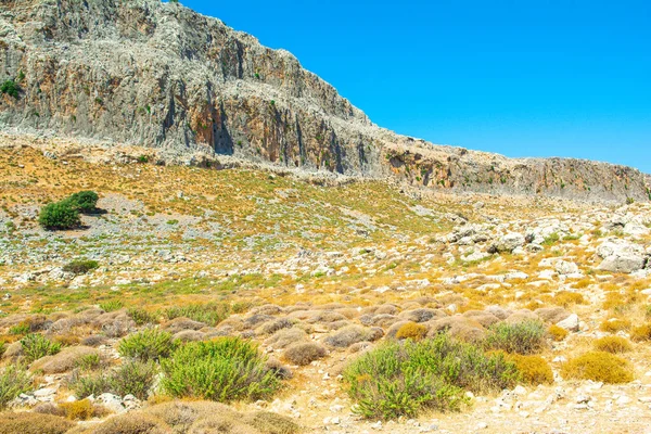 Rodos adasındaki dağ ve kayalarla kaplı vadi manzarası