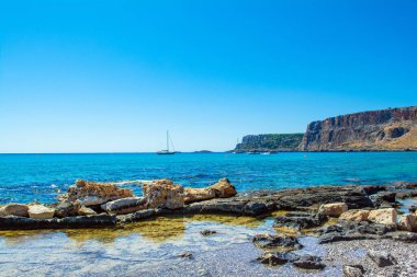 Rodos, Yunanistan - 14 Temmuz 2019: Dağlık ve kayalık plajlı Rodos adasındaki güzel körfez manzarası