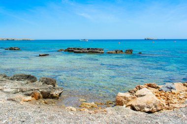 Rodos, Yunanistan - 14 Ağustos 2019: Rodos adasında kayalık plajlı güzel körfezin manzarası