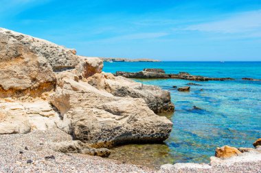 Güzel kayalık plaj, Akdeniz, Rodos adası, Yunanistan