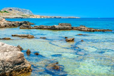 Rhodes Adası 'ndaki dağ ve kayalık plajlı güzel körfezin manzarası