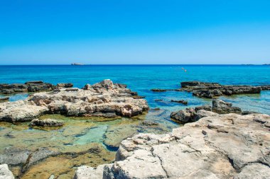 Güzel kayalık plaj, Akdeniz, Rodos adası, Yunanistan