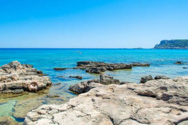 Rhodes Adası 'ndaki dağ ve kayalık plajlı güzel körfezin manzarası