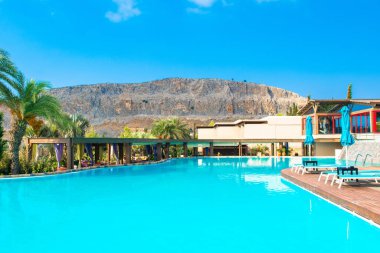 Rodos, Yunanistan - 18 Temmuz 2019: Yunanistan 'ın Rodos adasındaki Akdeniz kıyısındaki lüks otel
