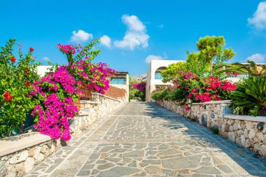 Rodos, Yunanistan - 18 Temmuz 2019: Yunanistan 'ın Rodos adasındaki Akdeniz kıyısındaki lüks otel