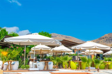 Rodos, Yunanistan - 18 Temmuz 2019: Yunanistan 'ın Rodos adasındaki Akdeniz kıyısındaki lüks oteldeki sahil kafesi