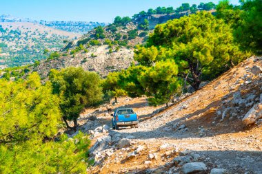 Rodos, Yunanistan - 5 Ağustos 2019: Yunanistan 'ın Rodos adasındaki dağ yolunda SUV arabası