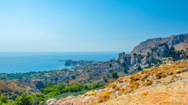Rhodes Adası 'ndaki dağ ve kayalık plajlı güzel körfezin manzarası