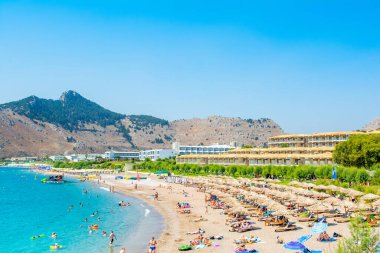 Rodos, Yunanistan - 14 Ağustos 2019: Kolymbia köyünün yat ve tekneli deniz manzarası