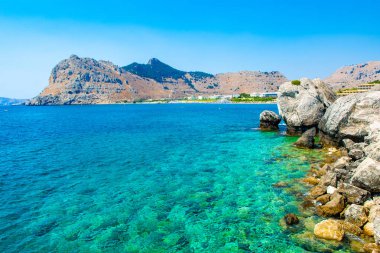 Rodos adasındaki güzel Kolymbia Körfezi 'nin dağ ve kayalık plajlarıyla manzarası