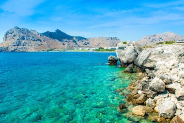 Rodos adasındaki güzel Kolymbia Körfezi 'nin dağ ve kayalık plajlarıyla manzarası