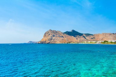 Rhodes Adası 'ndaki dağ ve kayalık plajlı güzel körfezin manzarası