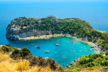 Rodos, Yunanistan - 14 Ağustos 2019: Anthony Quinn Körfezi 'nin havadan manzarası ve Yunanistan' ın Rodos kentinde plaj