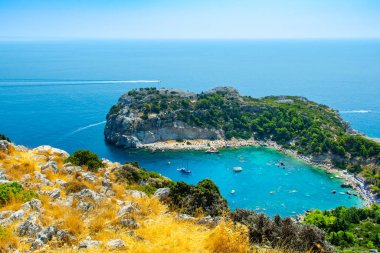 Anthony Quinn Körfezi 'nin havadan manzarası ve Yunanistan' ın Rodos kentindeki plaj