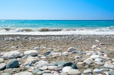 Yunanistan 'ın Rodos adasında Akdeniz' in güzel kayalık plajı