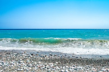Yunanistan 'ın Rodos adasındaki Akdeniz kıyısındaki güzel kayalık plaj