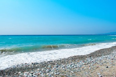 Yunanistan 'ın Rodos adasındaki Akdeniz kıyısındaki güzel kayalık plaj