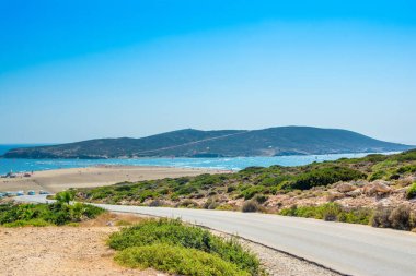 Rodos, Yunanistan - 10 Ağustos 2019: Prasonisi plajına giden yol - Rodos adasındaki en kadınsı uçurtma ve rüzgar sörfü noktası