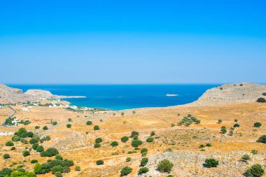 Rodos adasındaki dağ ve kayalarla kaplı vadi manzarası