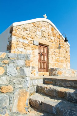 Yunanistan 'ın Rodos adasında, dağın tepesinde küçük bir geleneksel Yunan kilisesi
