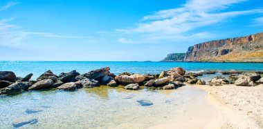 Rhodes Adası 'ndaki dağ ve kayalık plajlı güzel körfezin manzarası